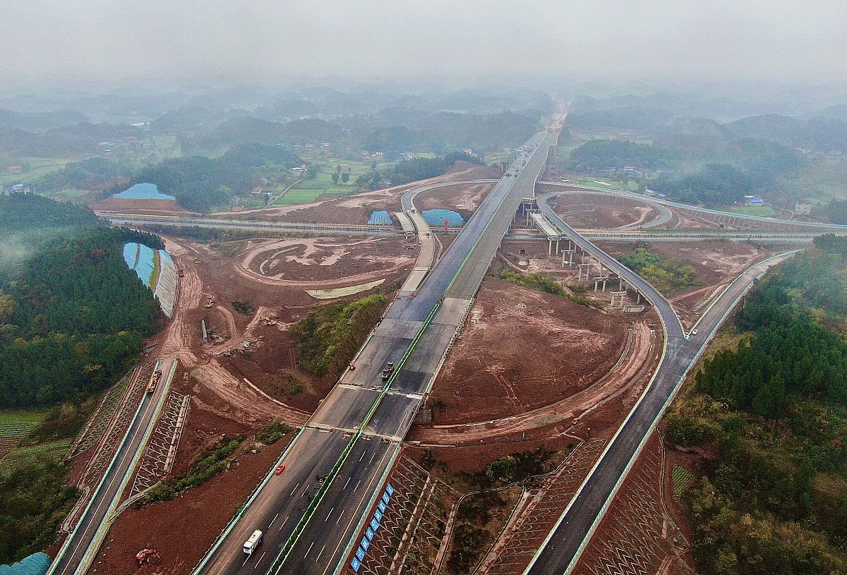 阆中至营山高速公路几个标段帮我用200字详细描述