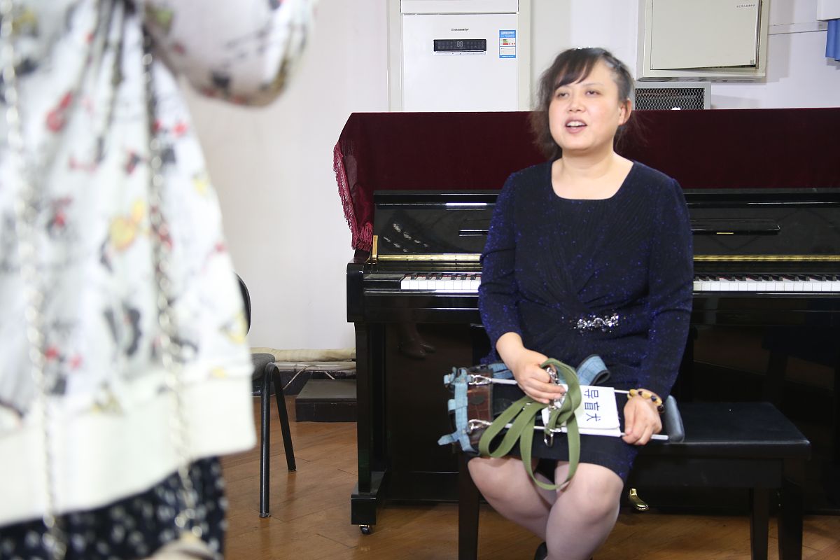 2015年5月16日,北京,摄影师专访盲人陈燕及其导盲犬珍妮.