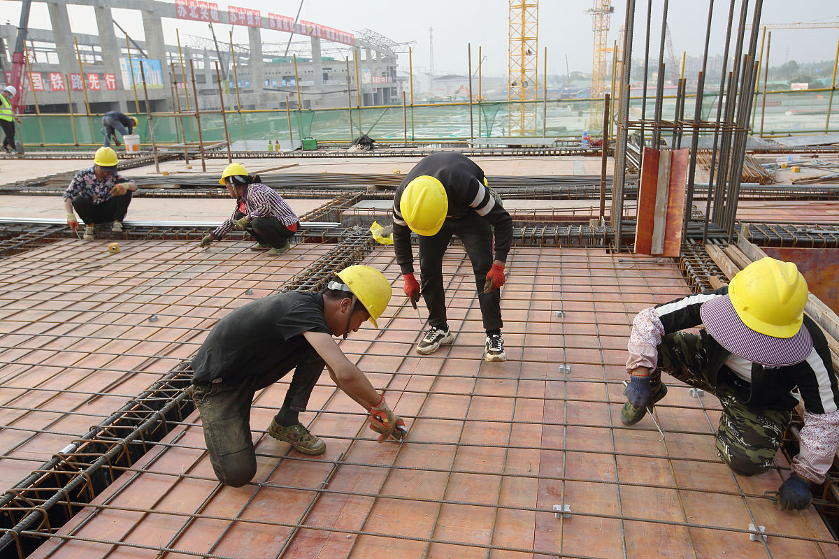 2020年5月2日,江苏扬州东部综合客运枢纽工程工地施工人员正在加紧施