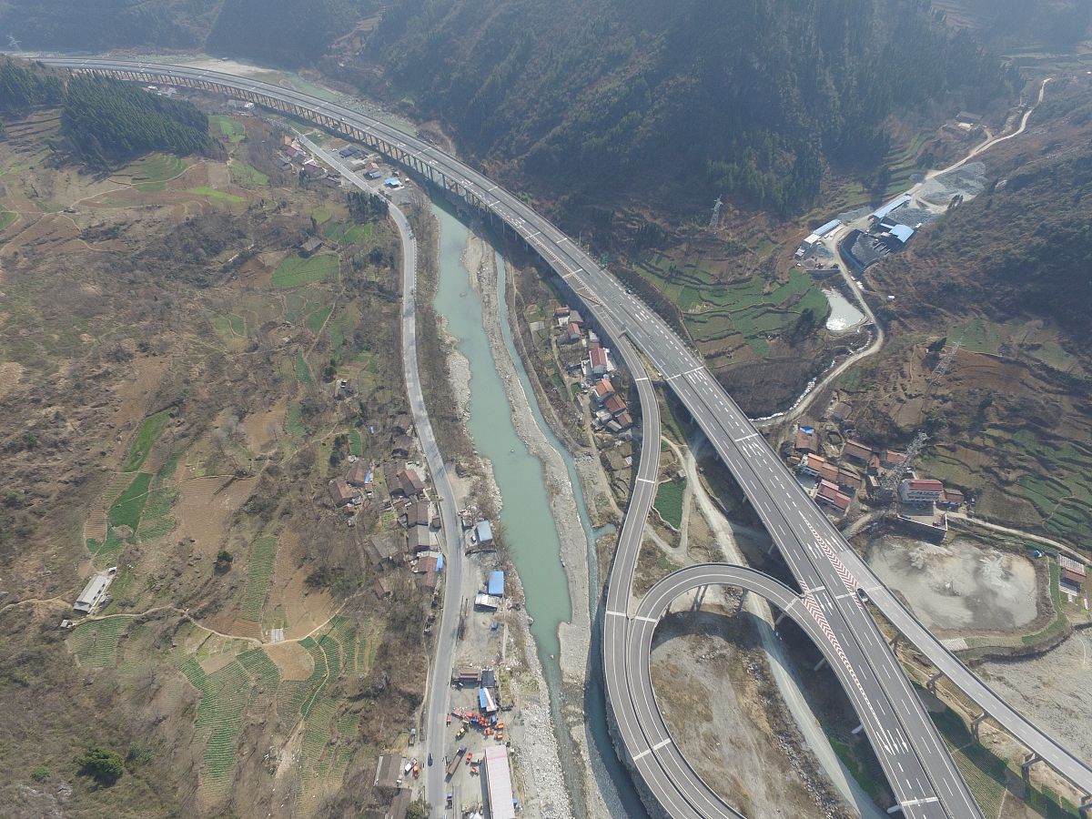 G75兰海高速贵遵复线要经过翁安南出口吗 用250字帮我描述