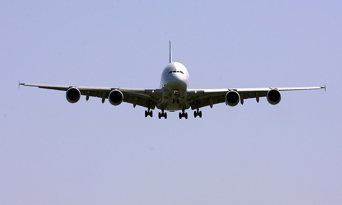 2005年4月27日,法国南部图卢兹,世界上最大的客机"空中客车a380"顺利