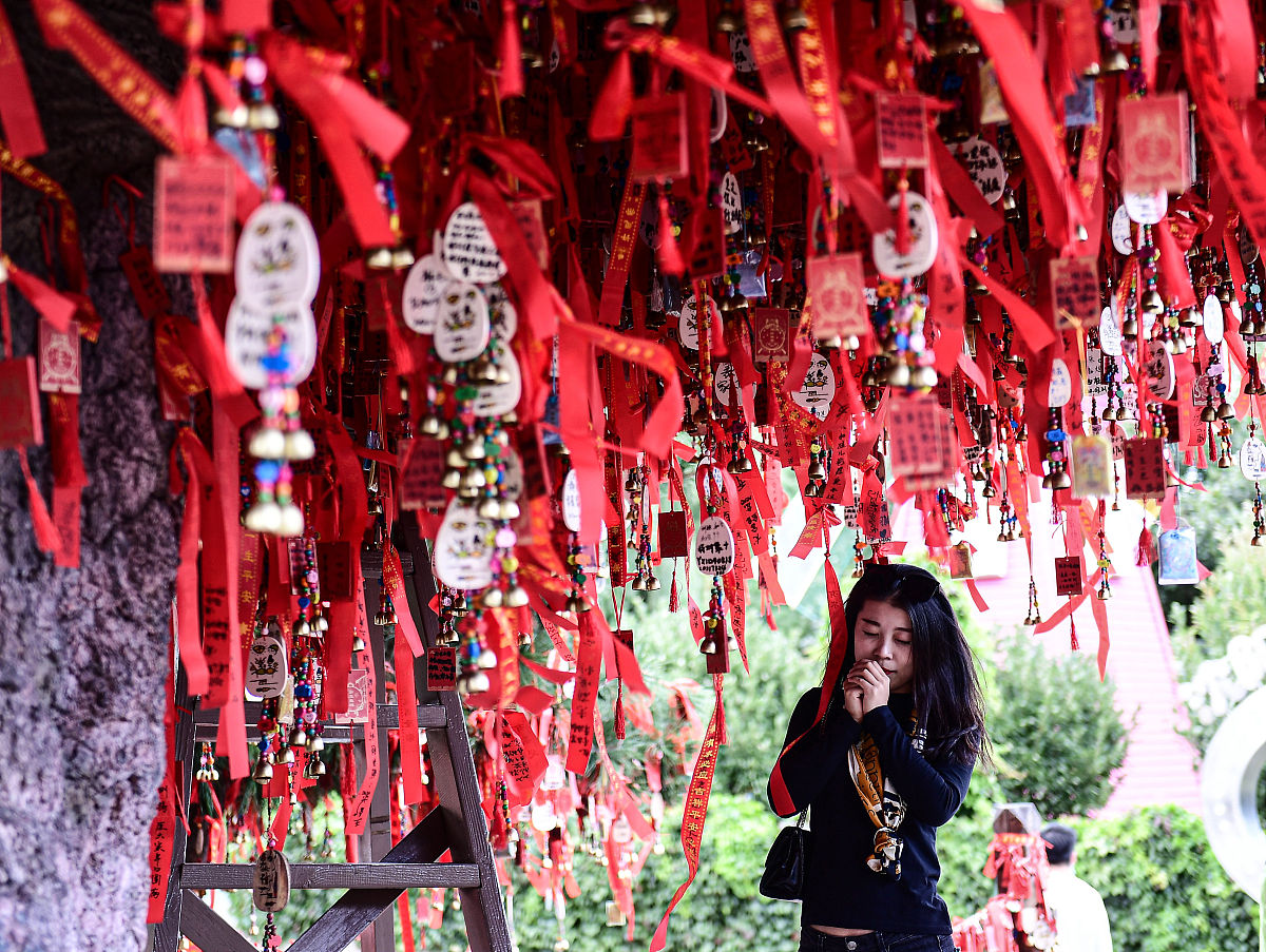 请描写一下一座神社的样子里面有一颗古树上面绑着结绳
