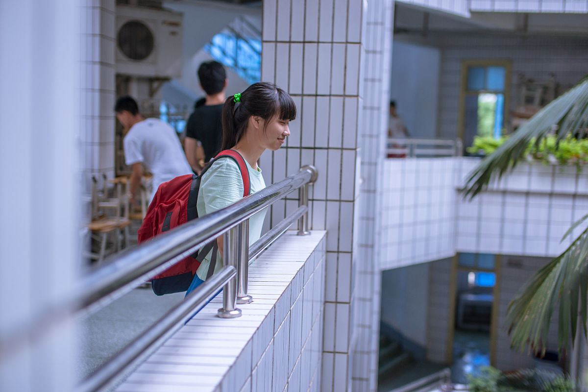 用中文刻画一段凄惨唯美的校园故事电影绘本。背景在中国大学校园内