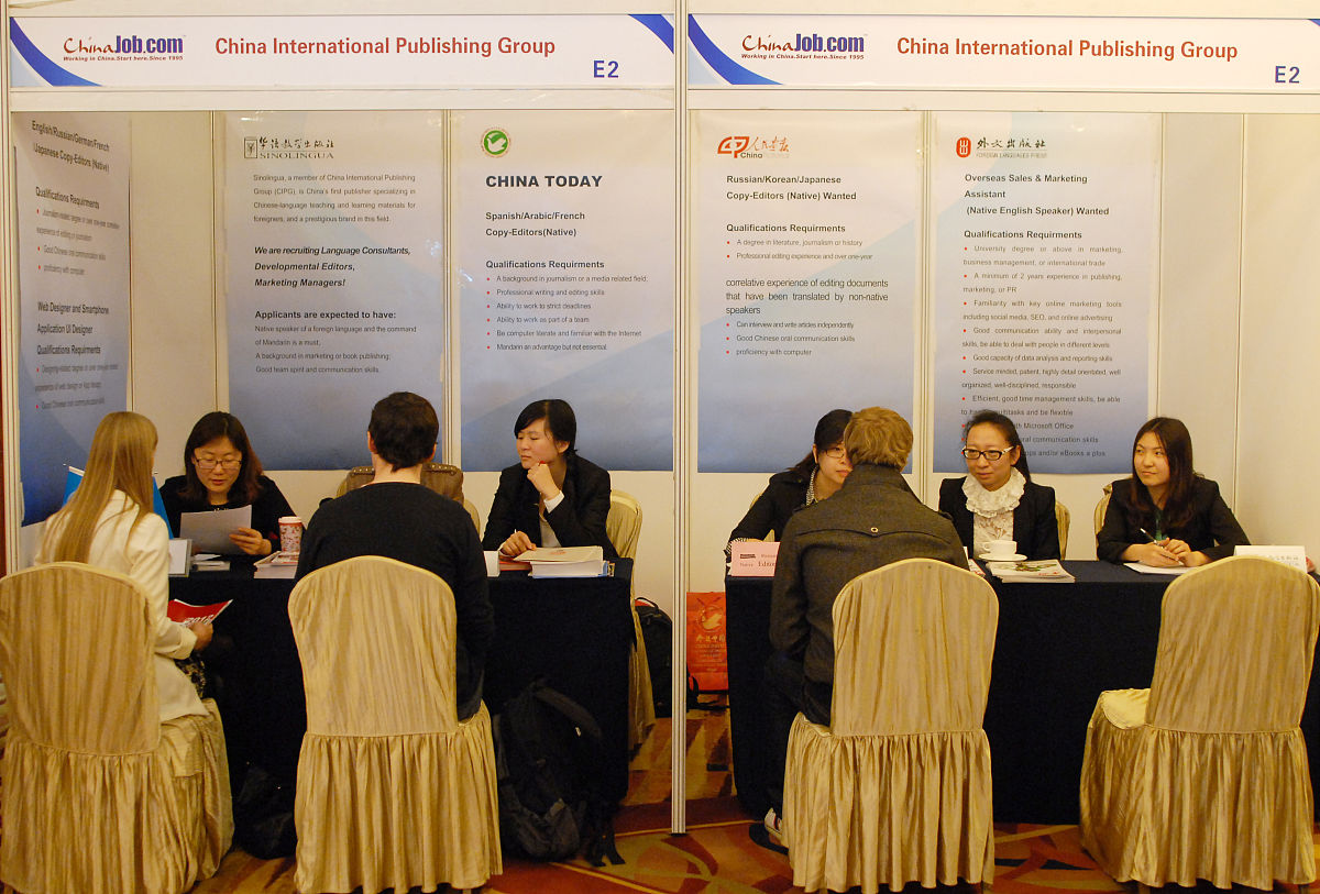 请完成一篇8000字左右的辅导员工作总结