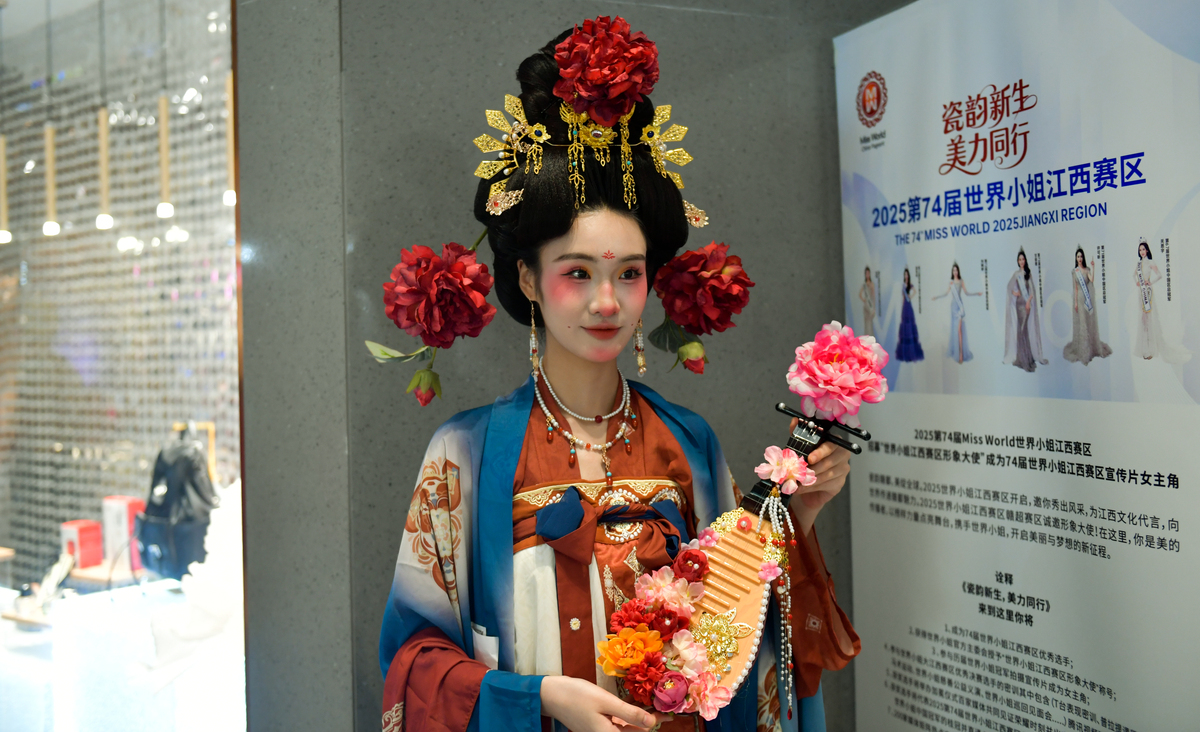 唐朝老鸨的奢华服饰：金丝绣袍、红底高跟鞋、金扇华贵