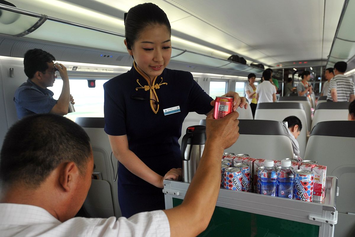成都市高铁学校高铁乘务专业招生条件：入学要求、竞争激烈、学习严格