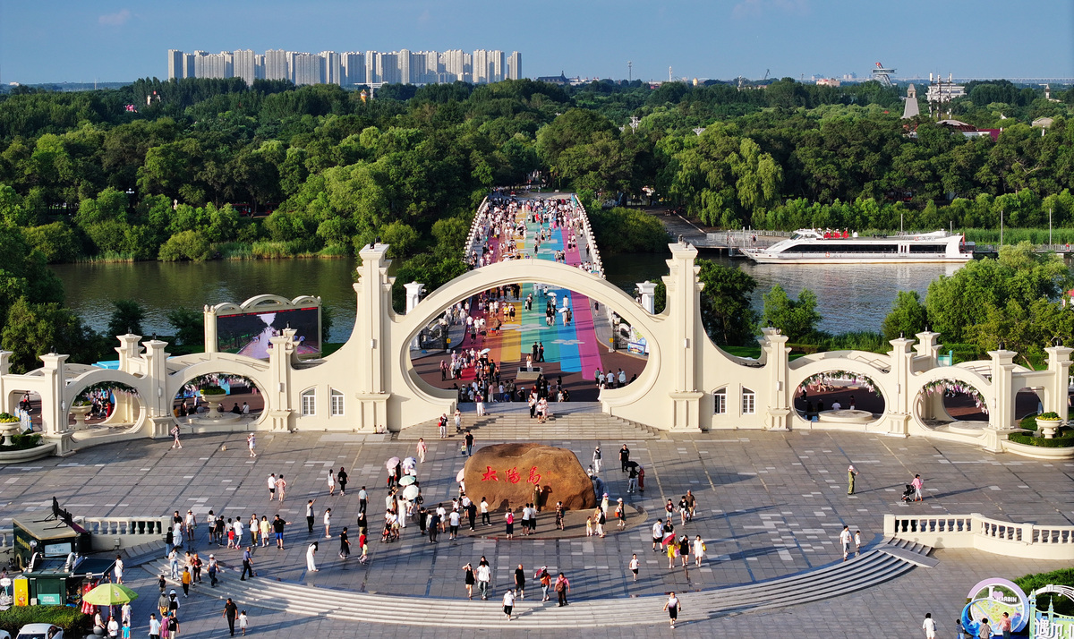 万泉公园位于沈阳市大东区万泉街占地62万平方米1906年由一沈姓士绅修建；1973年改建成沈阳动物园并将中山、劳动公园的大型珍贵动物迁移过来；2001年动物园迁出后重新更名为万泉公园。 1 优化