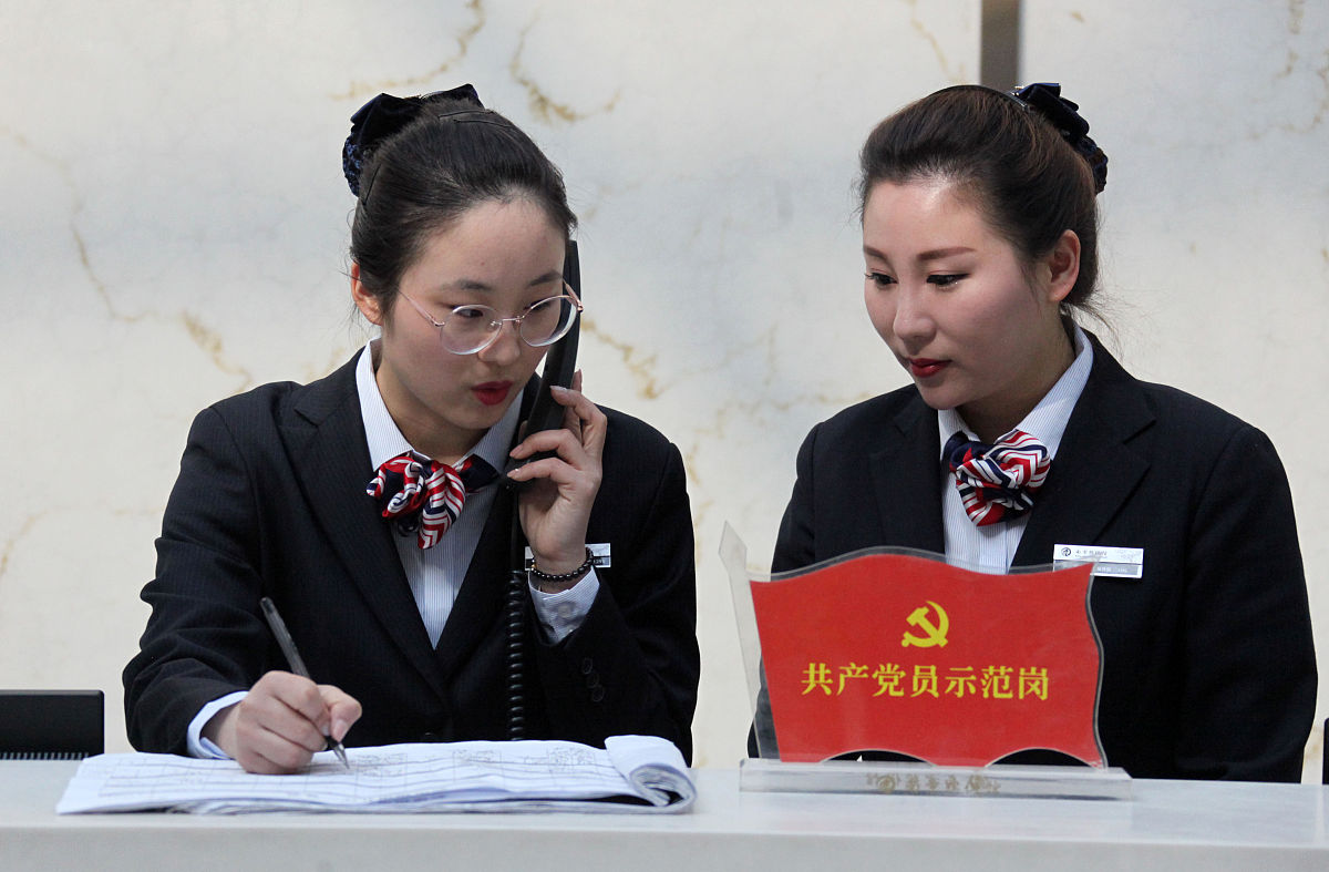 请结合大挎包精神围绕文明规范服务三个层次包含情感和敬意的的4000字的银行规范化服务培训心得。