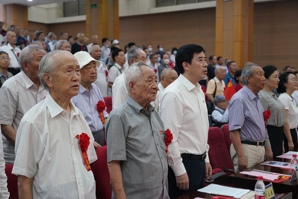 2021年6月24日,重庆大学在a区民主湖报告厅举行 "光荣在党50年"纪念章