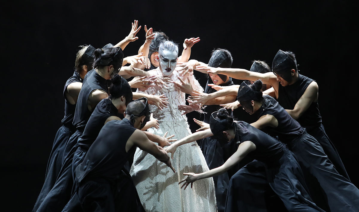 你是一位很有创意与才华的舞蹈编剧请帮我创作出世界上最优秀有想法结局留白黑色幽默结合现代舞且能让观众共情引起反思的一个舞剧剧本包括服装道具妆容。《沉睡》你是否质疑过你眼中现实世界的本质？愿你陷入一夜无梦的沉睡那么游戏开始了