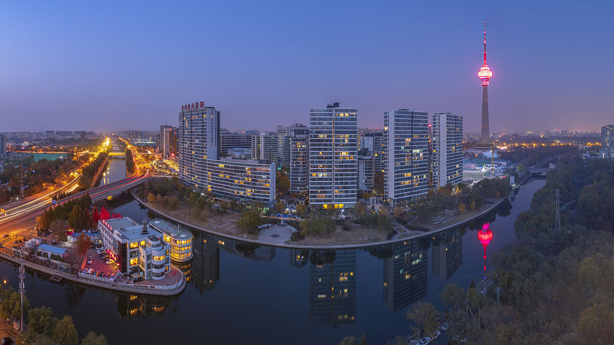 2018年11月11日,北京,中央电视塔夜幕降临前的美景.