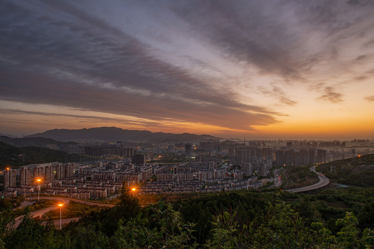 2020年5月10日,北京,在朝霞和晨雾的映照下,门头沟区别有一番美丽的景