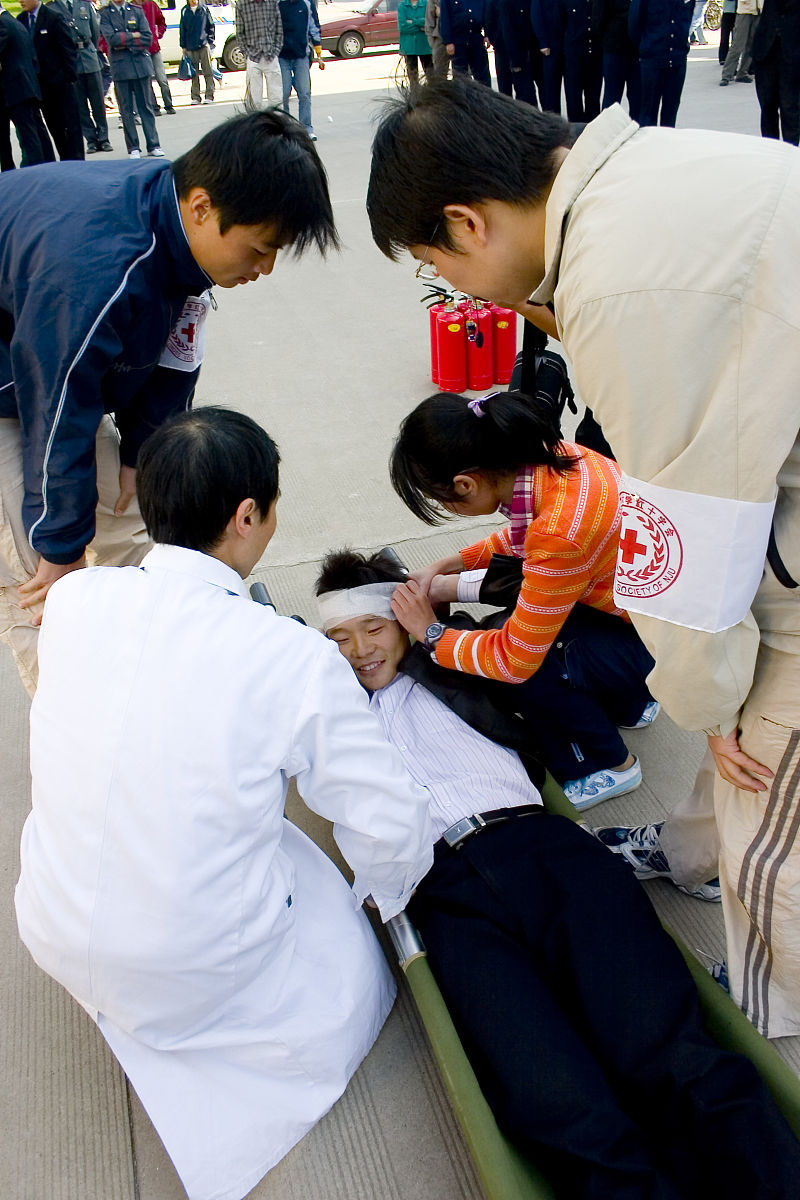 爷爷突发晕倒，小明紧急送医，感人故事温暖人心