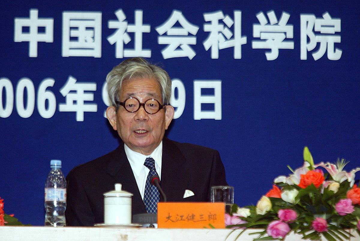 2019年诺贝尔文学奖获得者的代表作有哪些？A、《骂观众》B、《卡斯帕》C、《镜子里的城市》D、《试论疲倦》