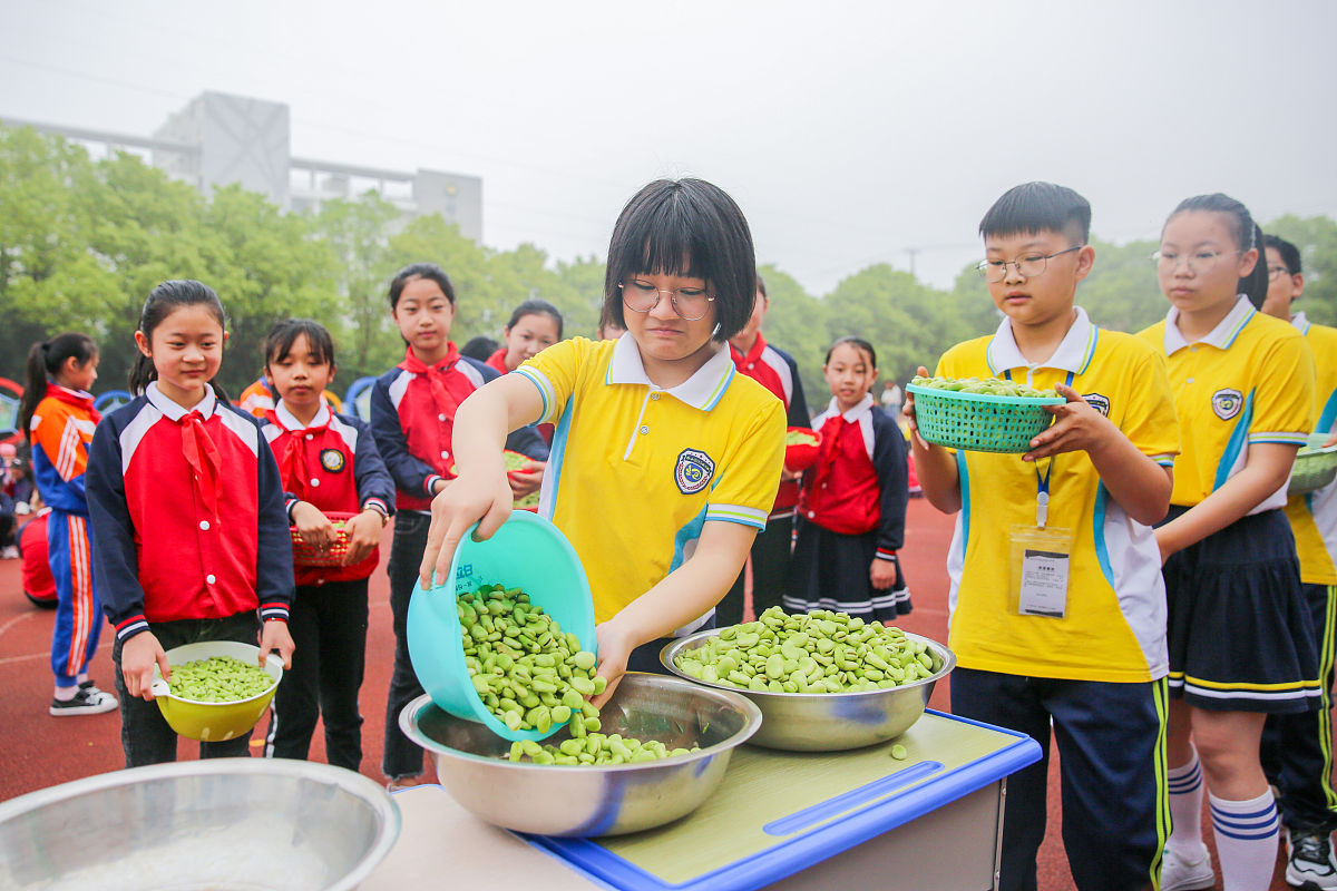 2020年5月16日,江苏南通,如皋外国语学校操场上,学生在排队等待称蚕豆