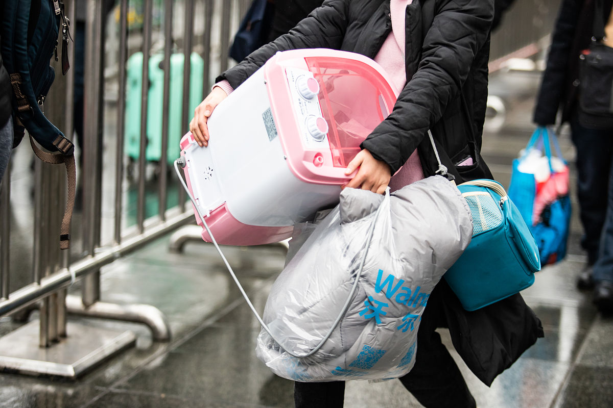 请用爱华仕行李箱 春运 搞笑 三个词描写一个50字的小场景