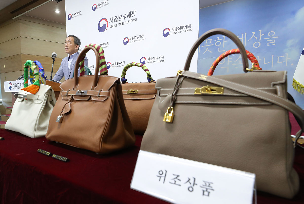 当地时间2020年10月7日,韩国首尔,首尔总部海关破获了一起家庭作坊奢