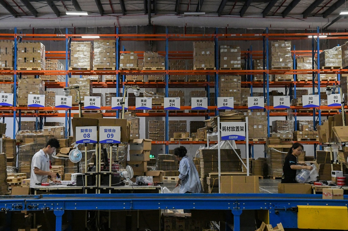 你正在撰写论文X物流企业仓储管理中存在的问题及对策研究论述X物流企业仓库设施设备现状不能抄袭上面内容写成一段话格式。 你正在撰写论文X物流企业仓储管理中存在的问题及对策研究论述X物流企业仓库设施设备现状不能抄袭上面内容写成一段话格式。