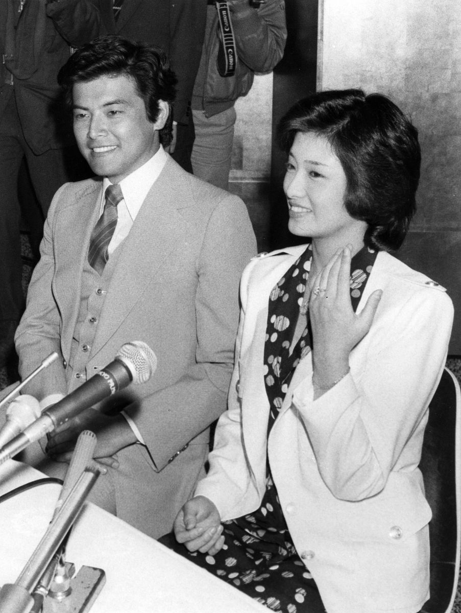 1980年3月7日,日本东京,三浦友和与山口百惠宣布订婚.tokyo, japan - 