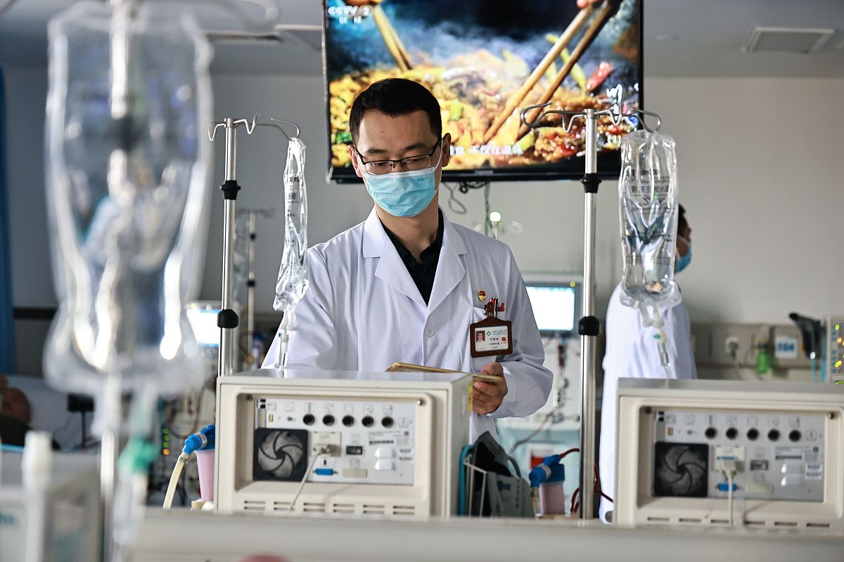 重庆医科大学药学专业就业岗位及前景：从医院到研发，多领域发展