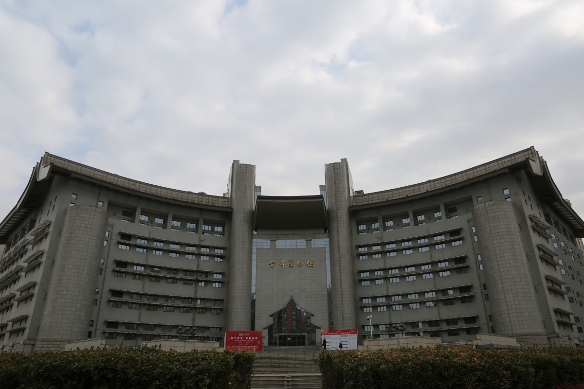 **华东师范大学,上海的"花园学府"** 在上海这座繁华都市中,有一所