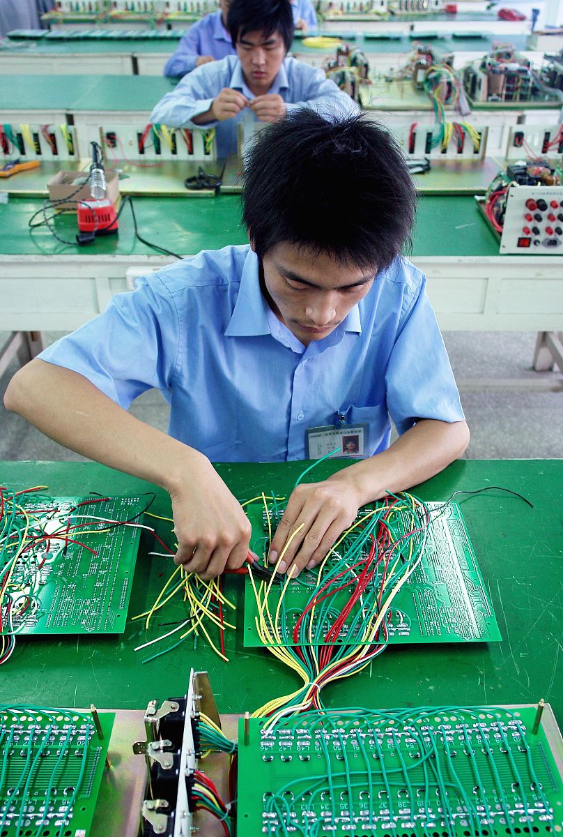 电子电工实习报告：电路基础、数字电路和模拟电路实验总结