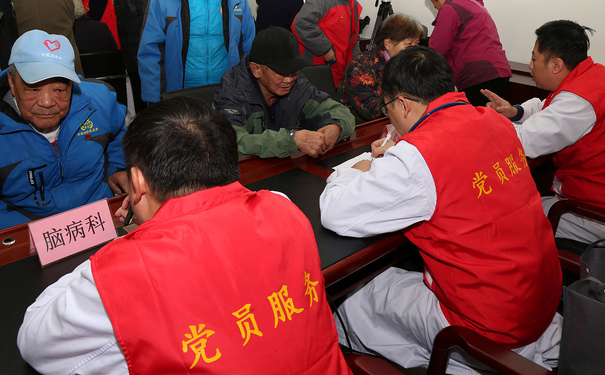 寻找你身边的党坚持以人民为中心的真实故事：社区党员李华的健康服务行动