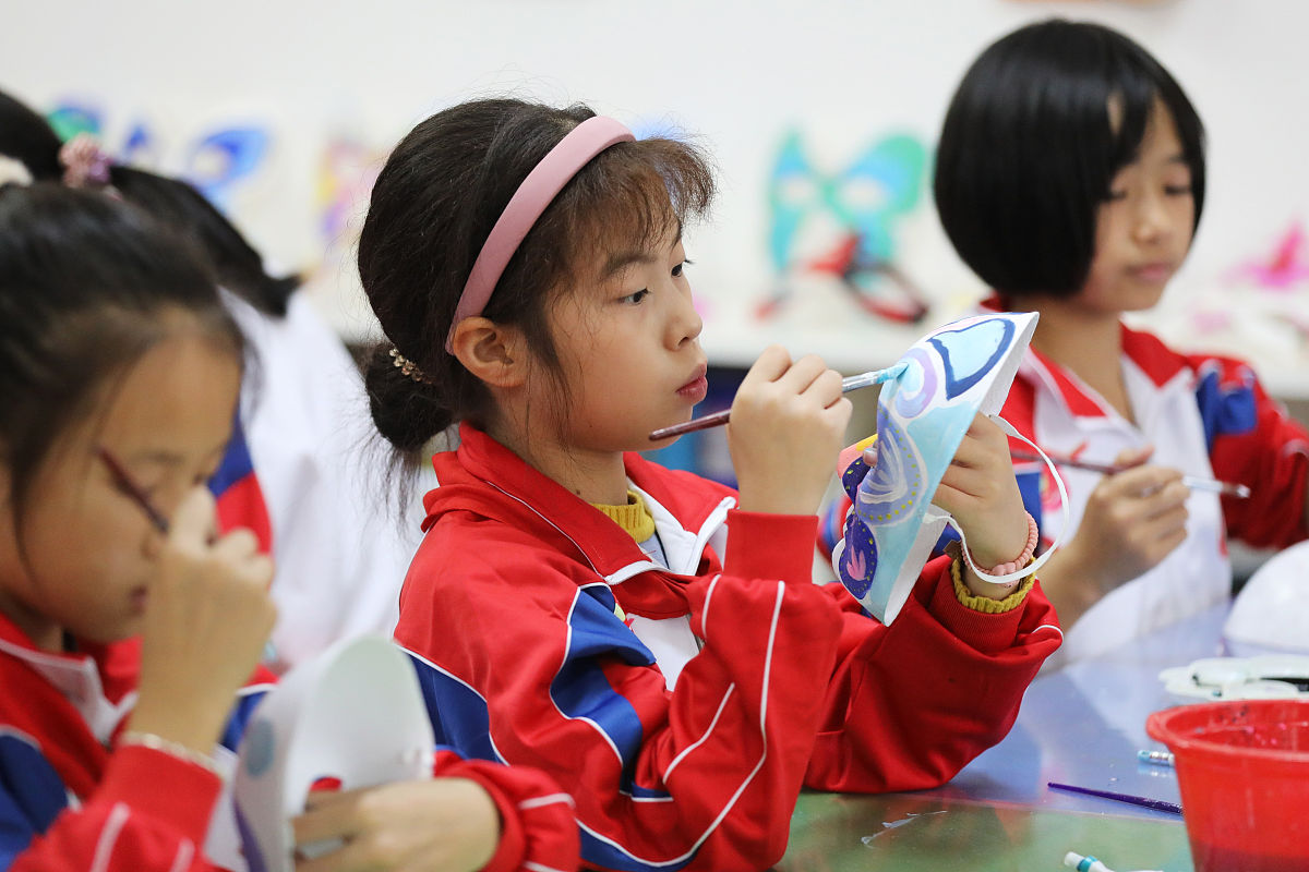 2021年11月4日,贵州省锦屏县城关第二小学学生在画"脸谱".