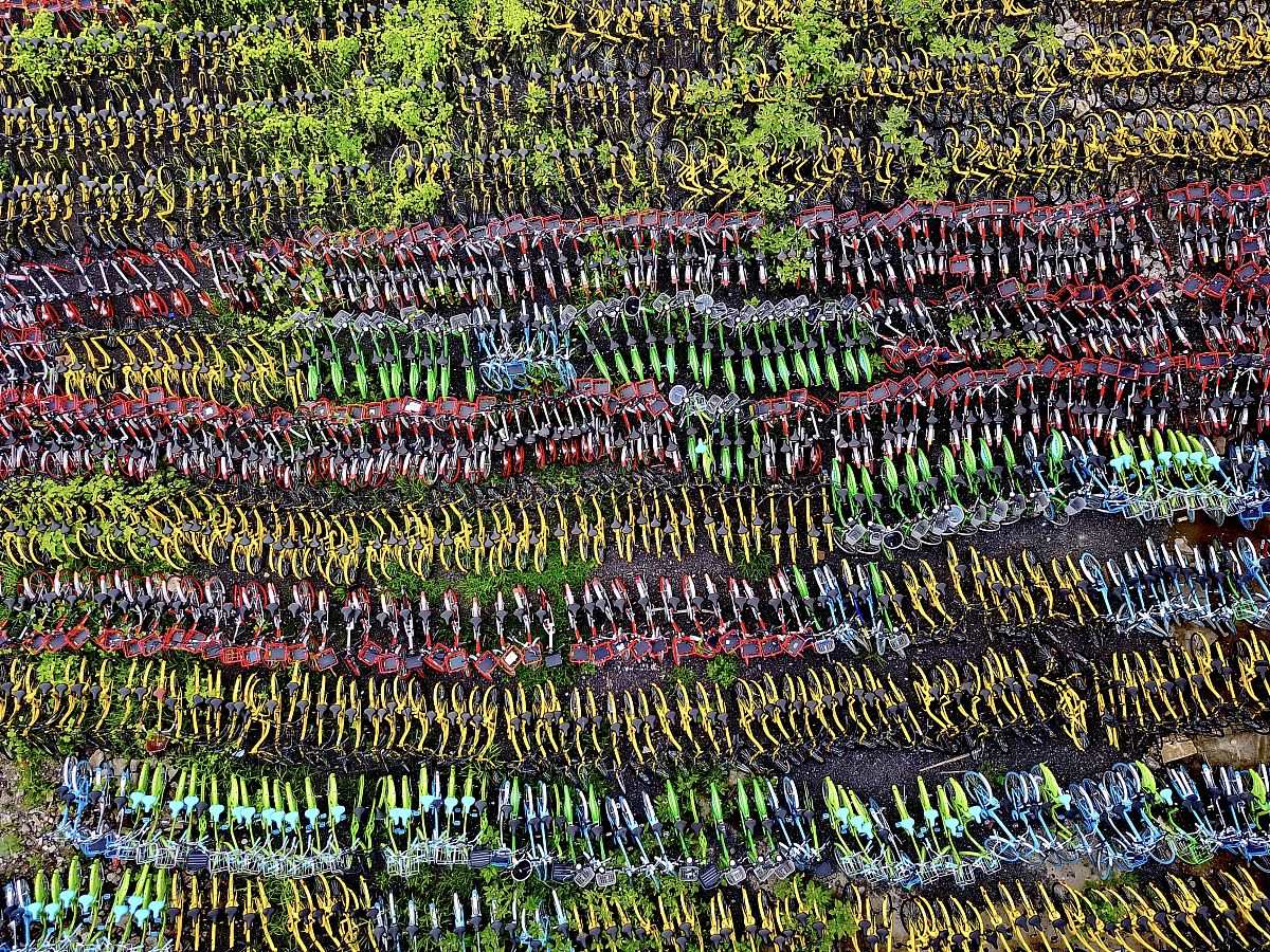 使下面这段文献表述更加学术降低论文重复率图像数据扩展成三维的置乱算法介绍：由于每个像素都由 8 个比特构成由于对图像进行比特级置乱时可以改变组成每个像素的比特的位置进而每个像素的灰度值也发生改变对应的整个图像的统计特性也随之发生了变化59-61因此也有很多研究者采用比特级的置乱算法。此类算法通常是将二维的像素分解为三维的比特数据并通过生成三维的置乱坐标完成比特矩阵的置乱如文献59中使用的是3D c