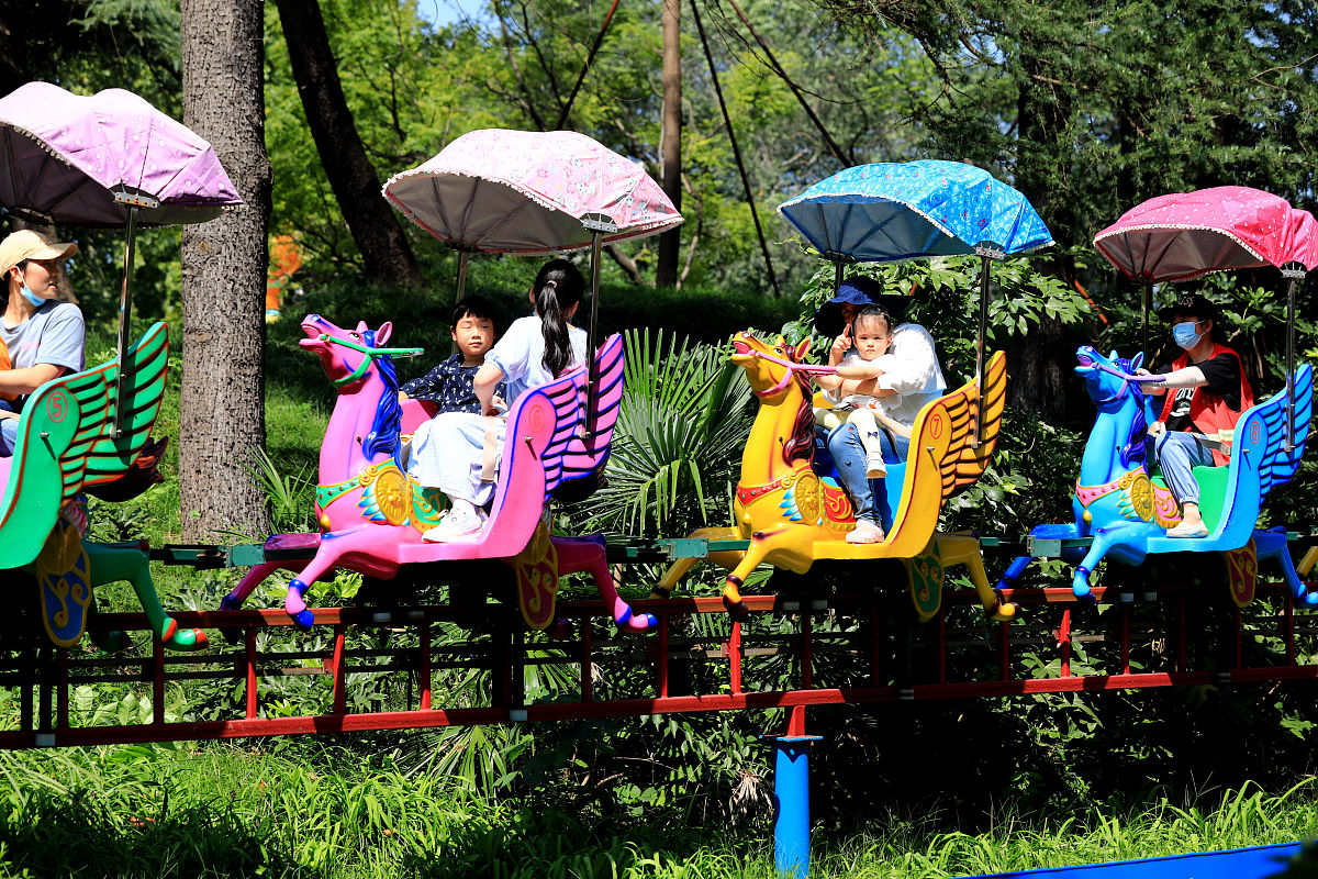 Scene 1 在儿童主题公园入口相遇Lily和Tim在儿童主题公园的入口相遇了。他们彼此微笑着介绍了自己并相互问候。Scene 2 介绍自己Lily和Tim找到了一个安静的地方坐下来聊天他们互相谈论着喜欢的事物并决定一起庆祝儿童节。Scene 3 决定一起庆祝儿童节Lily和Tim决定去尝试公园里的各种活动为儿童节庆祝做好准备。Scene 4 谈论儿童节活动Lily和Tim开始认真谈论儿童节活动