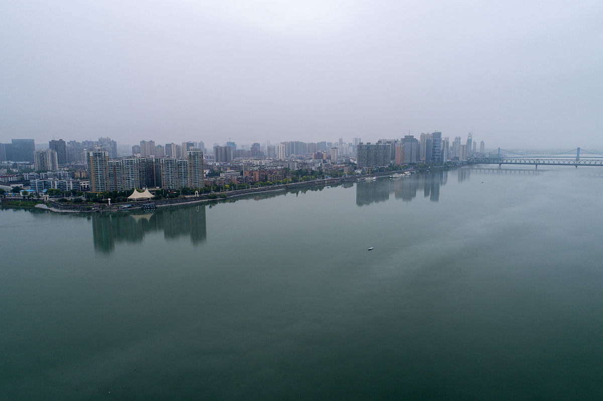 2021年5月14日下午,湖北襄阳,雨后的汉江涌起一阵阵洁白的雾气,在江面