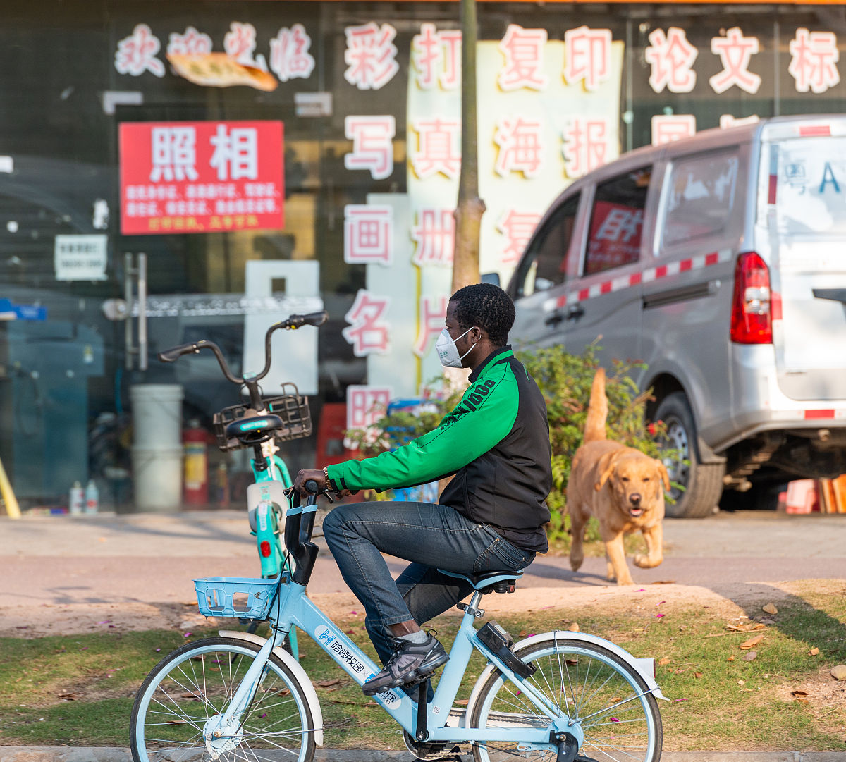 中学生小李骑车回家看到别人骑车双手离把很酷为了逞强也跟着骑英雄车。请结合材料谈谈你的看法。