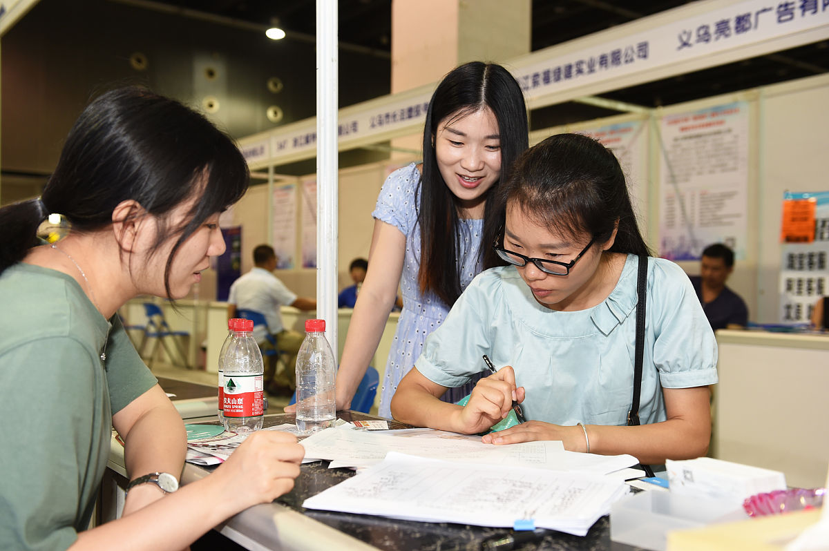以《民办高校设计学学科专业实践教学与社会需求的匹配研究》为研究课题阐述本课题研究的主要参考文献。