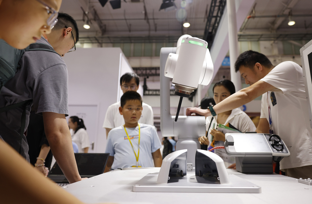 中牟人工智能学校工业机器人专业招生条件及就业前景