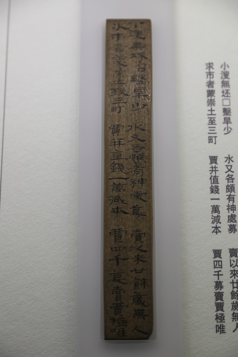 崇宁二年十一月余谪处宜州半岁矣。官司谓余不当居关城中乃以是月甲戌抱被入宿子城南余所僦舍喧寂斋。虽上雨旁风无有盖障市声喧愦人以为不堪其忧；余以为家本农耕使不从进士则田中庐舍如是又可不堪其忧耶？既设卧榻焚香而坐与西邻屠牛之机相值 文言文翻译