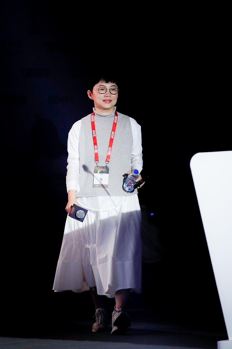 请帮我取十个小红书账号的自媒体名字，类似于“栎树”