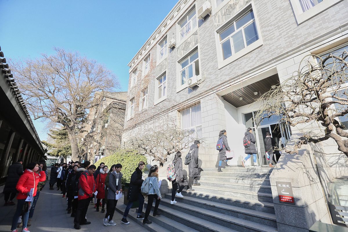 2017年2月6日,北京艺考拉开帷幕,中央戏剧学院考试初试开始.考场外学