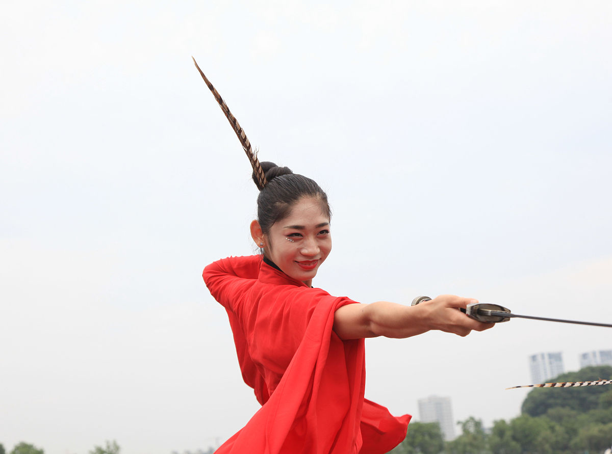2021年6月14日,江苏省南京市,汉服爱好者在玄武湖景区巡游,展示传统汉