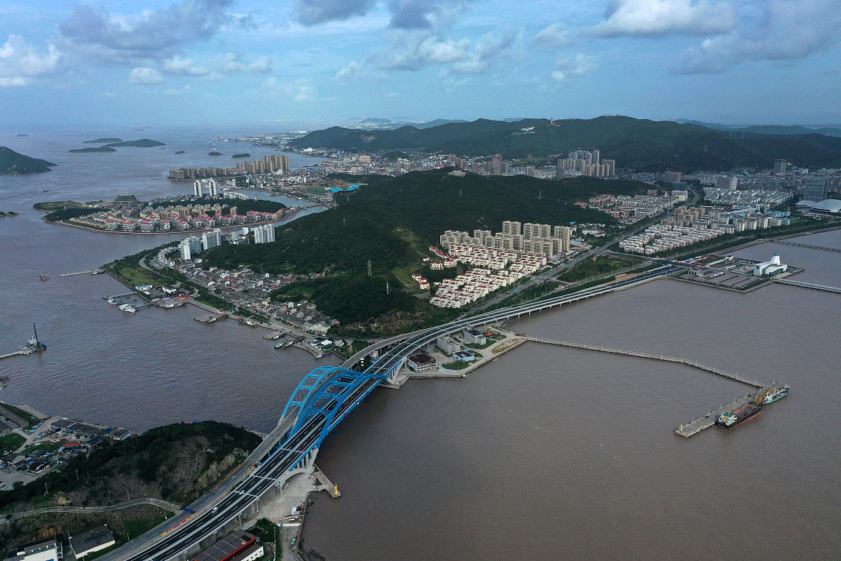 2020年9月28日清晨,一辆辆车子从浙江舟山岱山县的江南二桥(暂名)上驶