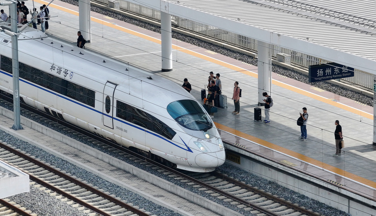 成都市高铁专业学校一年招多少学生？