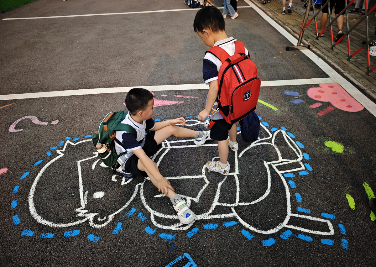 2024年9月2日,武汉市洪山实验小学北校区围墙外地上的