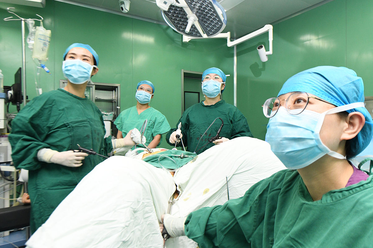 2022年3月8日,在河北省石家庄新乐市医院手术室,女医护人员正在给患者