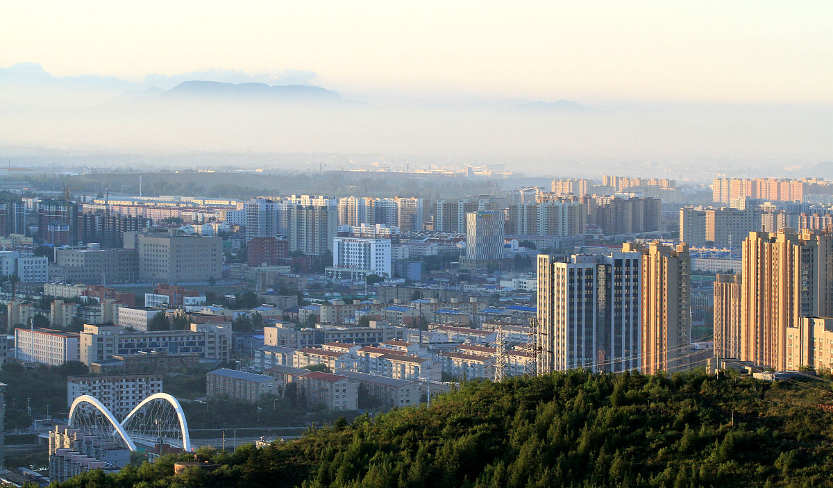 2021年7月4日早晨,河北省张家口市区内,云蒸霞蔚,云雾缭绕.