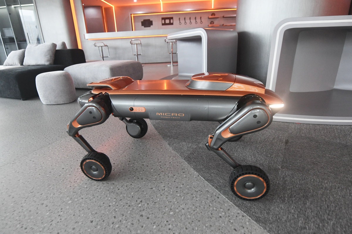 人工智能四轮机器人外观设计：简洁、现代、高科技