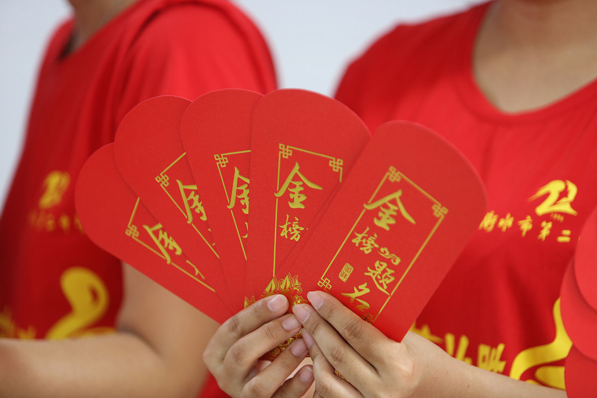 一个是改口爸爸妈妈敬茶的吉祥话要押韵。还一个就是女方的彩礼交钥匙给他们的吉祥话。