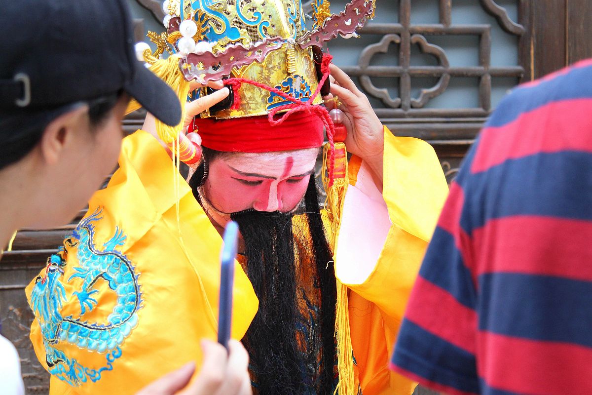 飘色表演：颜值与故事并重，吸引观众沉浸其中