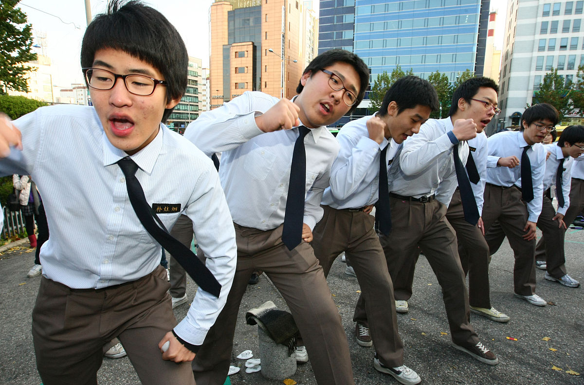 2009年11月12日,韩国首尔,韩国学生参加"2010大学入学考试".当日,约67