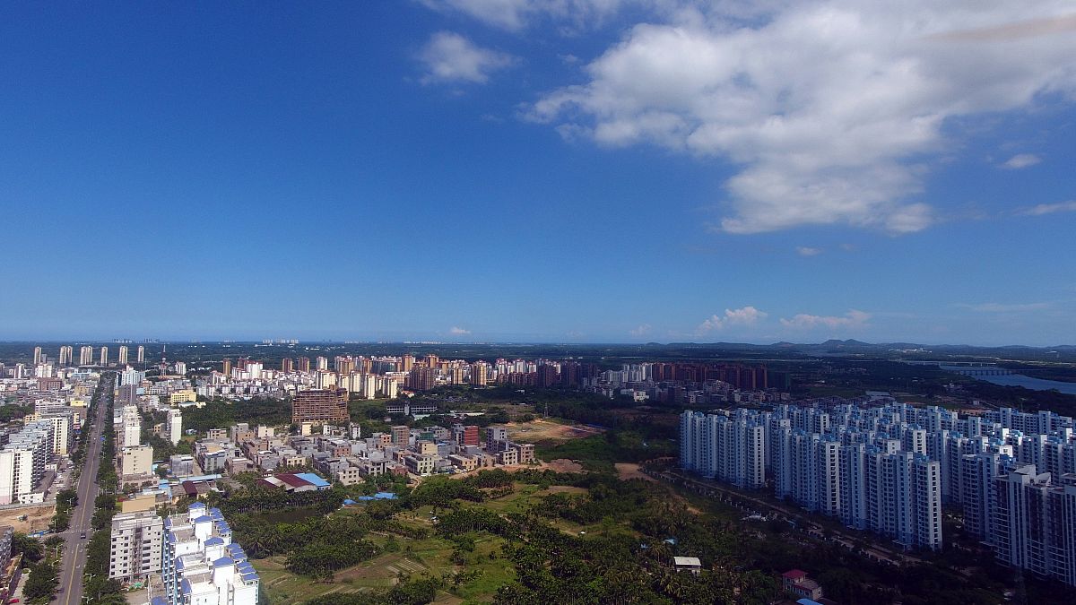 2019年7月26日,海南琼海,城市上空一片湛蓝.