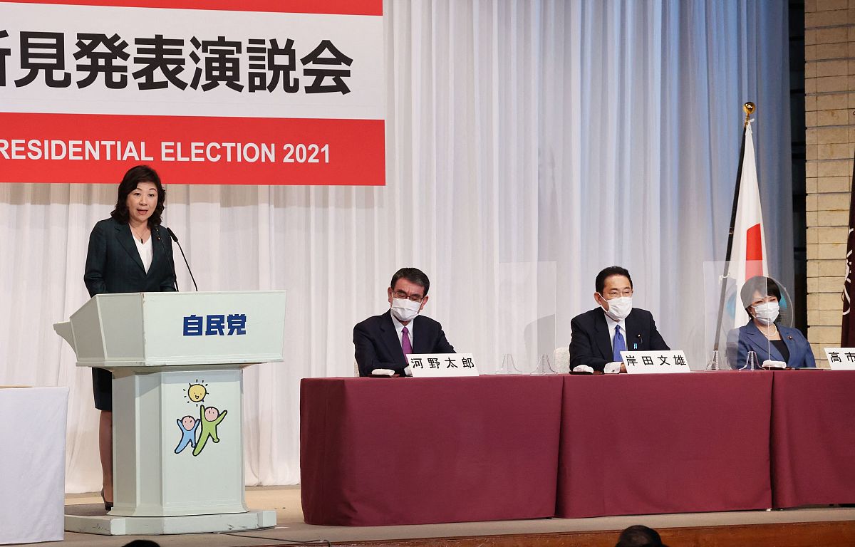 当地时间2021年9月17日,日本东京,日本自民党代理干事长野田圣子(左)