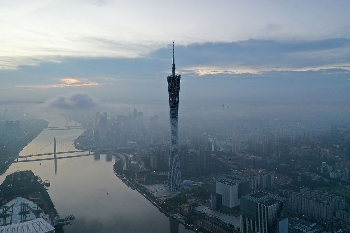 2020年9月13日,广州市区出现低空平流雾,广州塔,东西塔,白云山等高建